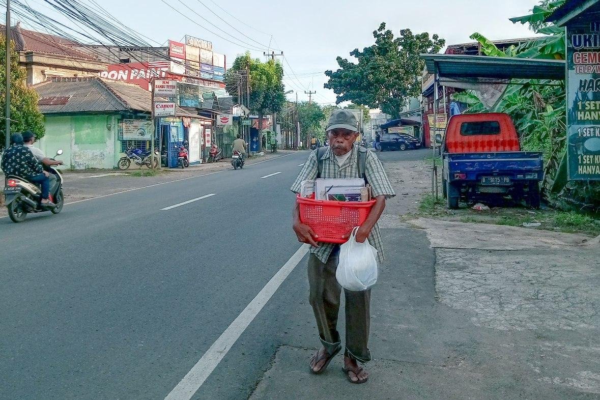 Kisah Haru Karjito, Lansia 80 Tahun Penjual Peyek Kacang yang Tiap Hari Jalan Kaki Bojonggede-Cibinong