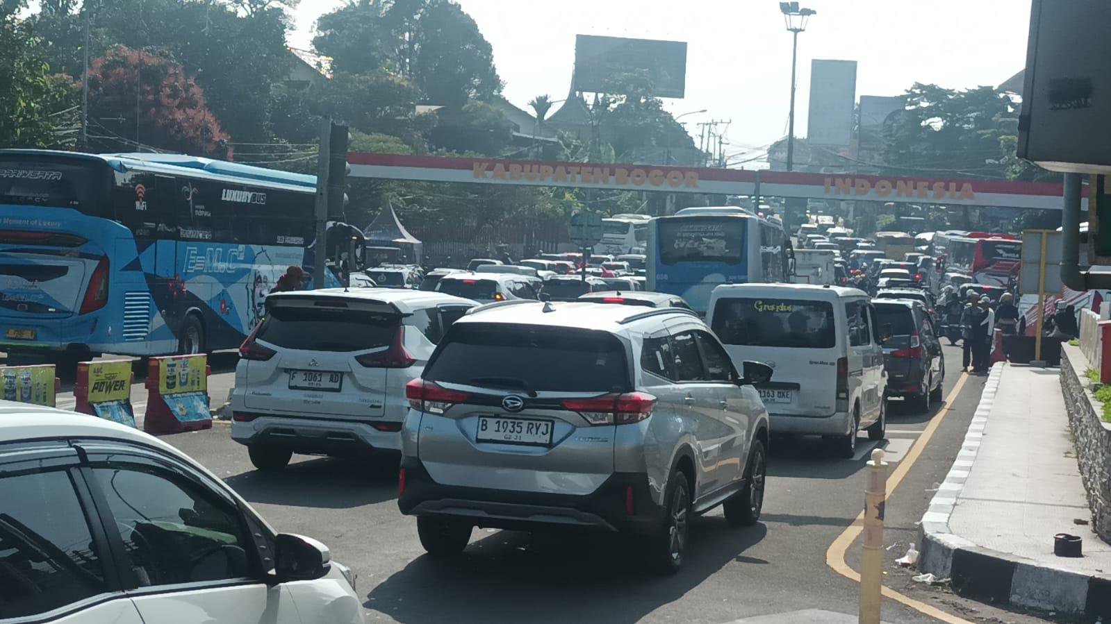 Hari Kedua Libur Paskah Jalur Puncak Dipadati Kendaraan Wisatawan