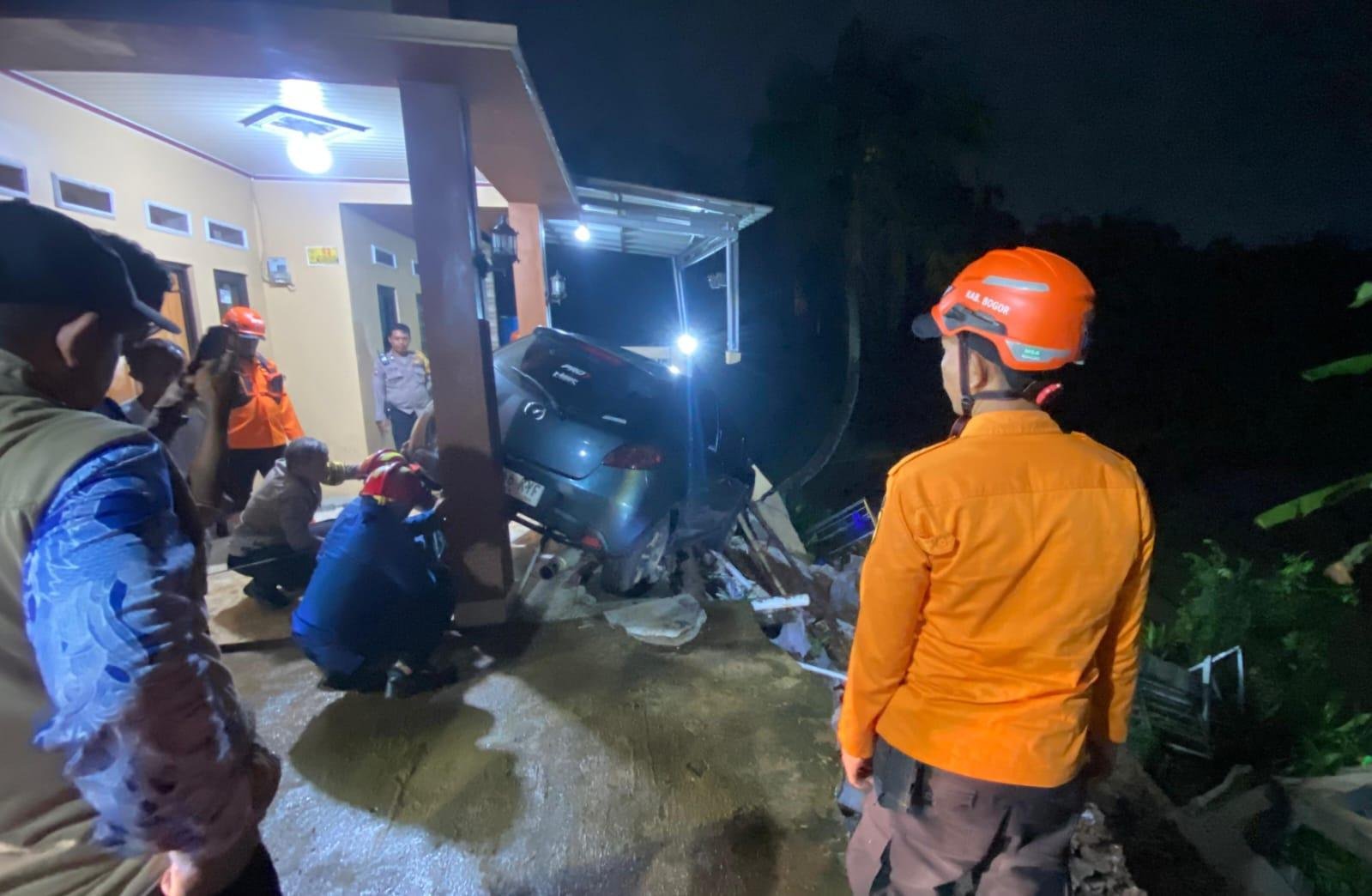 Satu Unit Mobil di Parung Tertimbun Longsor Gegara Garasi Rumah Ambruk, 1 Keluarga Mengungsi