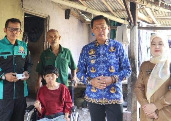 Peduli Disabilitas, Kecamatan Cileungsi Salurkan Kursi Roda dan E-KTP untuk Warga