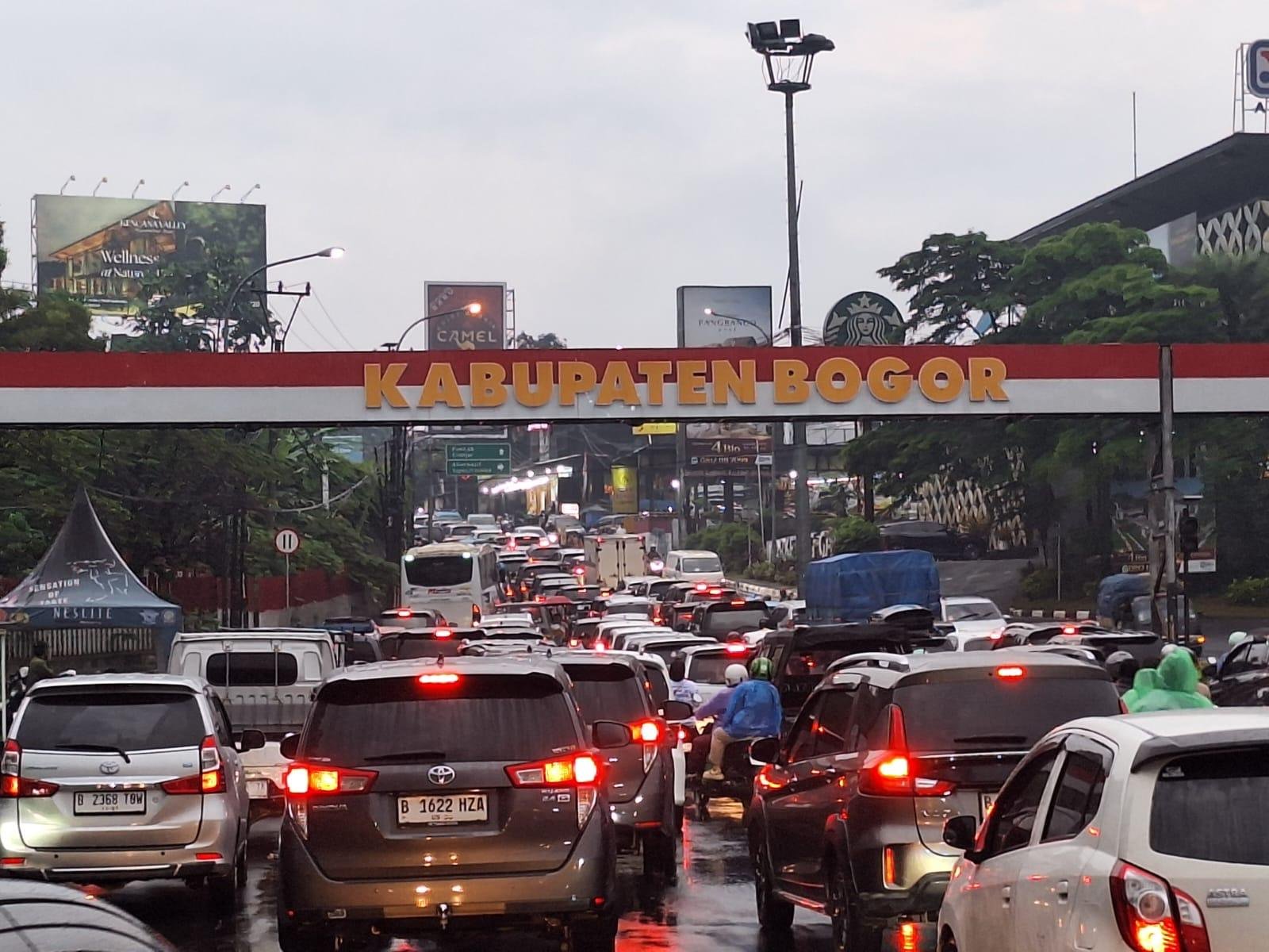 57 Ribu Kendaraan Telah Padati Jalur Puncak Bogor di Libur Isa Almasih Hingga Sore Hari