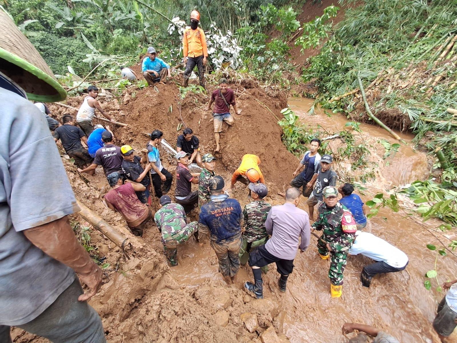 Tragis! Bersihkan Area Longsor, Warga Dramaga Justru Jadi Korban