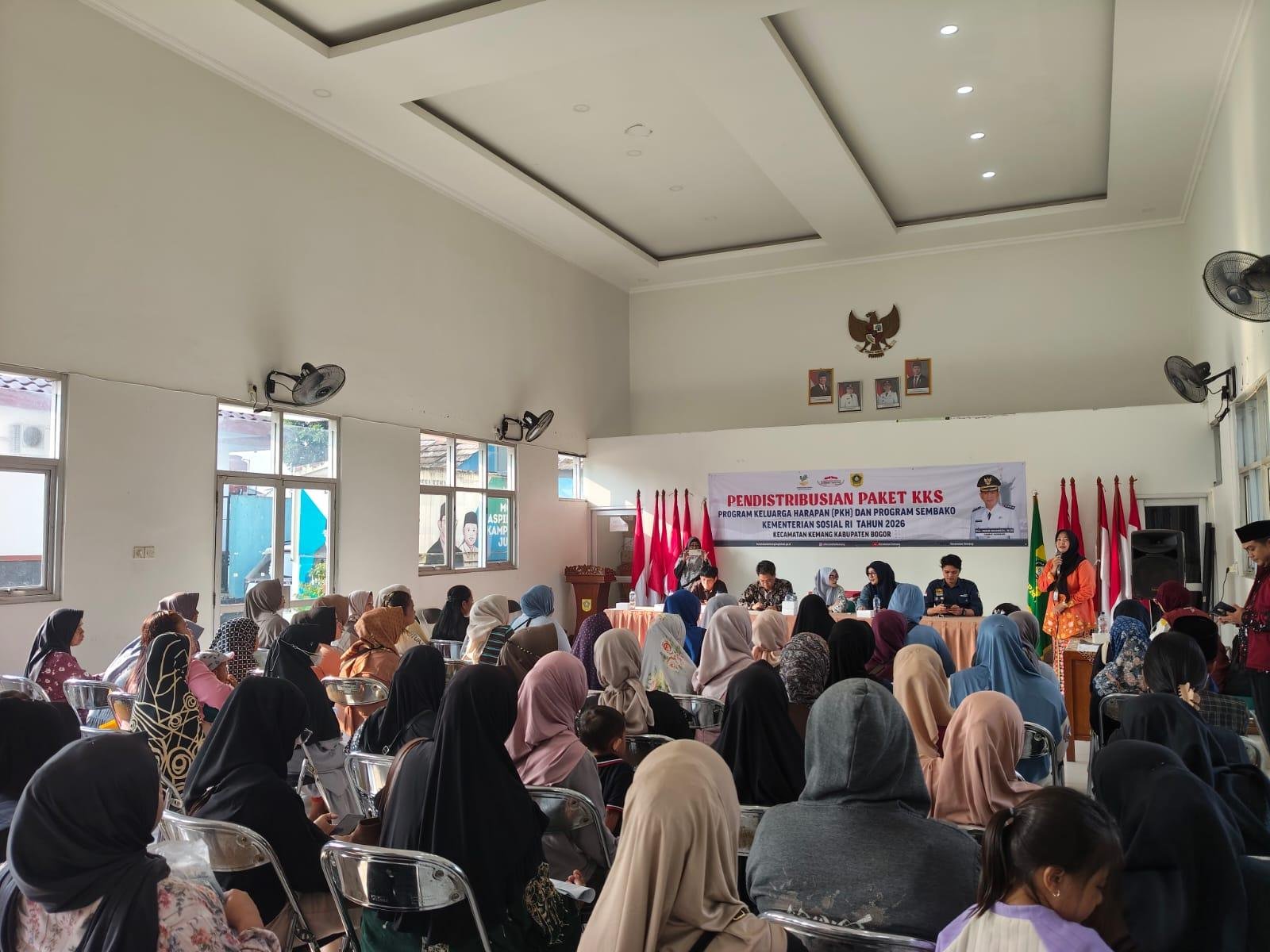 537 KPM di Kecamatan Kemang Terima Kartu KKS, PKH dan Bantuan Sembako