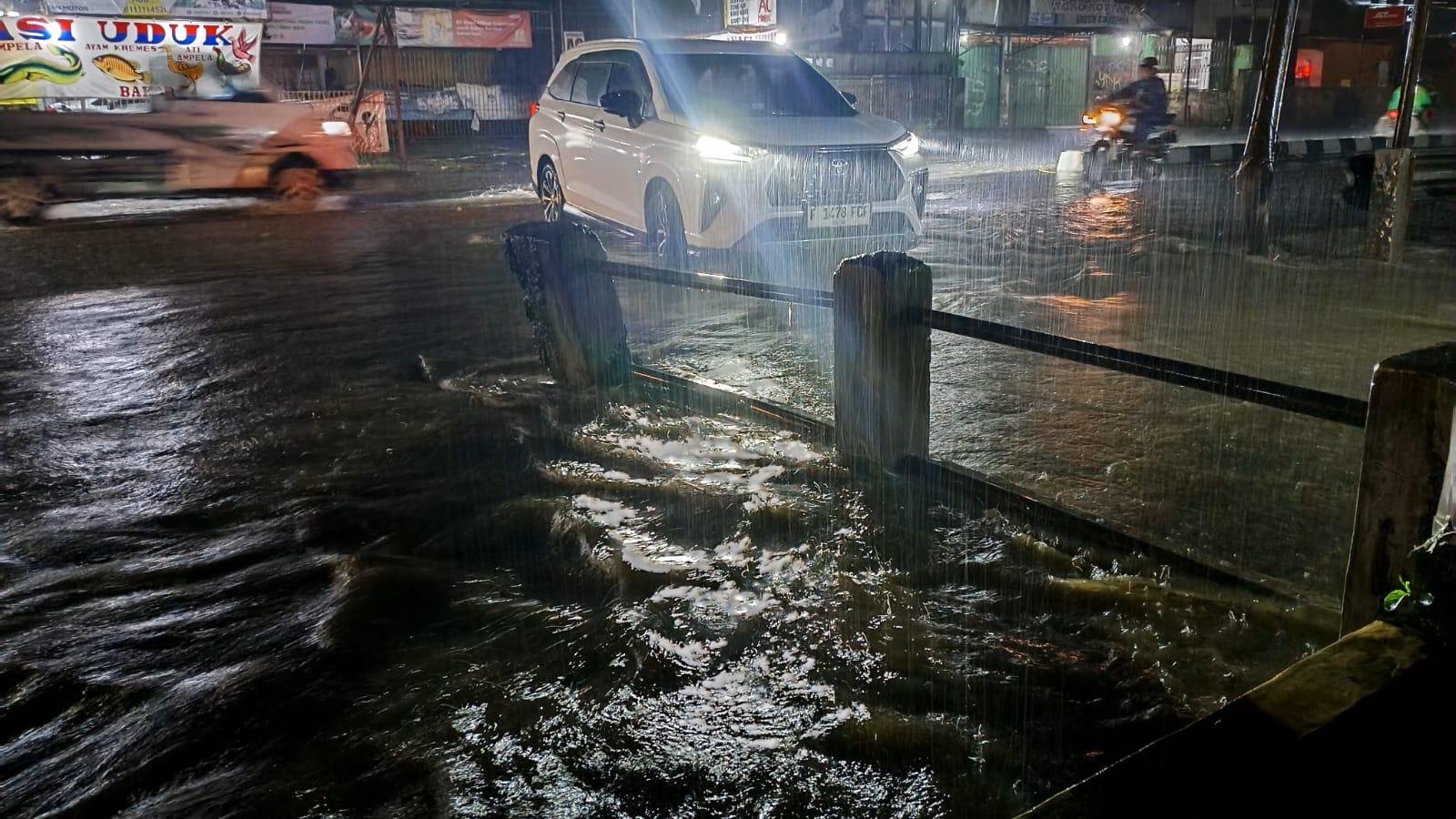Hujan Deras, Jalan Kemang-Parung Banjir Akibat Saluran Air Tak Lancar
