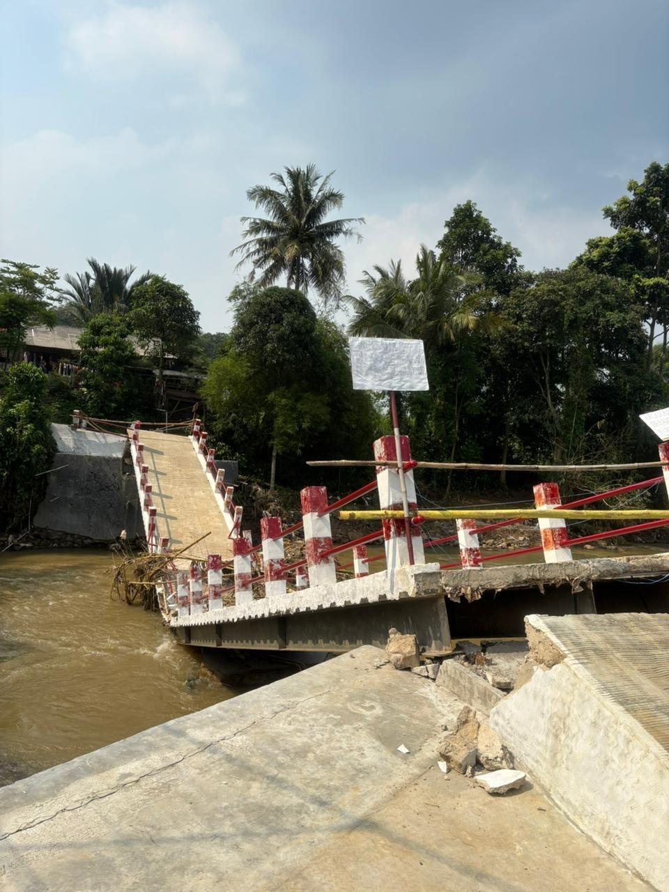 Jembatan Putus di Gobang Rumpin, Wabup Jaro Ade Turun Langsung ke Lokasi