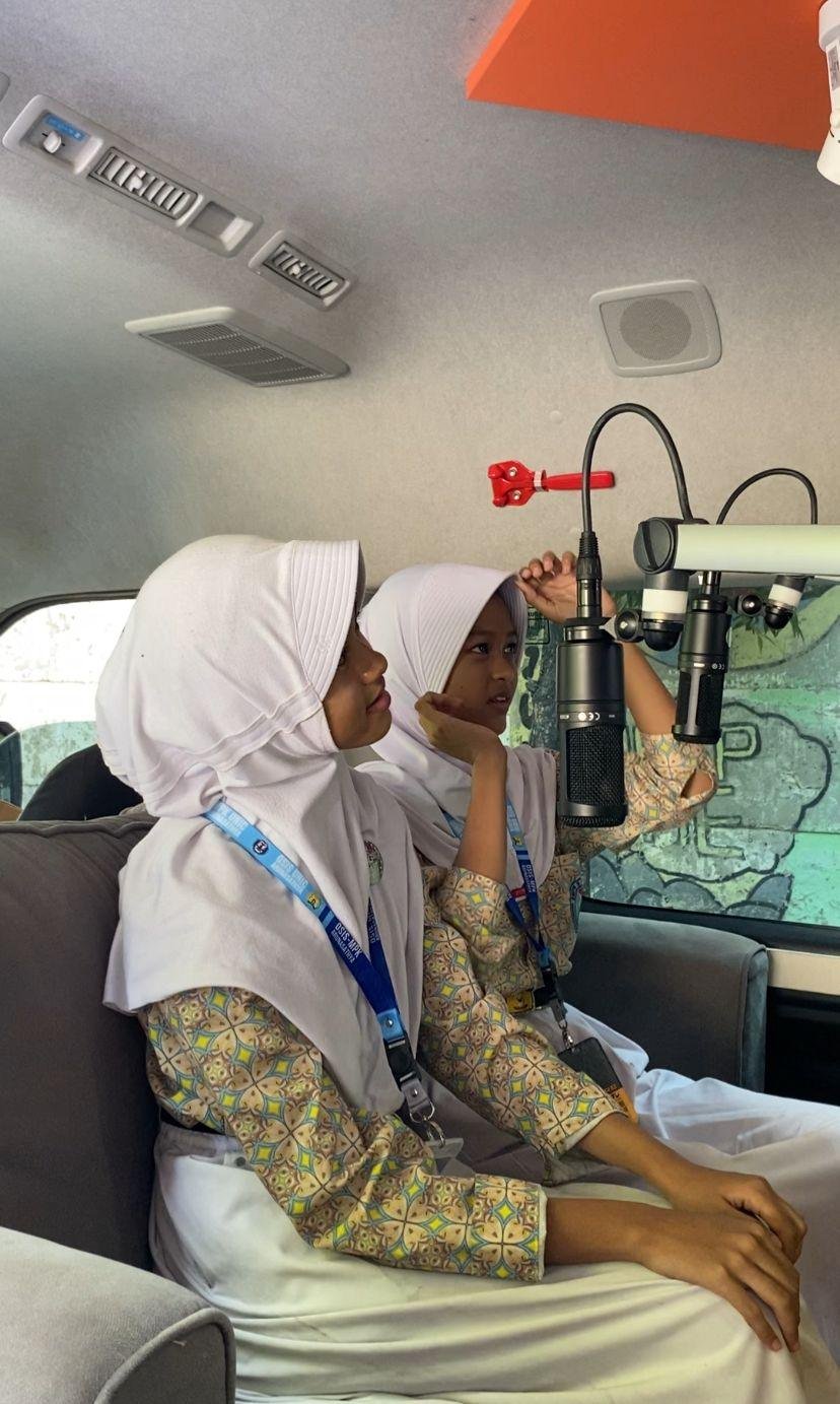 Diskominfo Kabupaten Bogor Kenalkan Radio ke Generasi Digital Melalui OB Van Goes To School