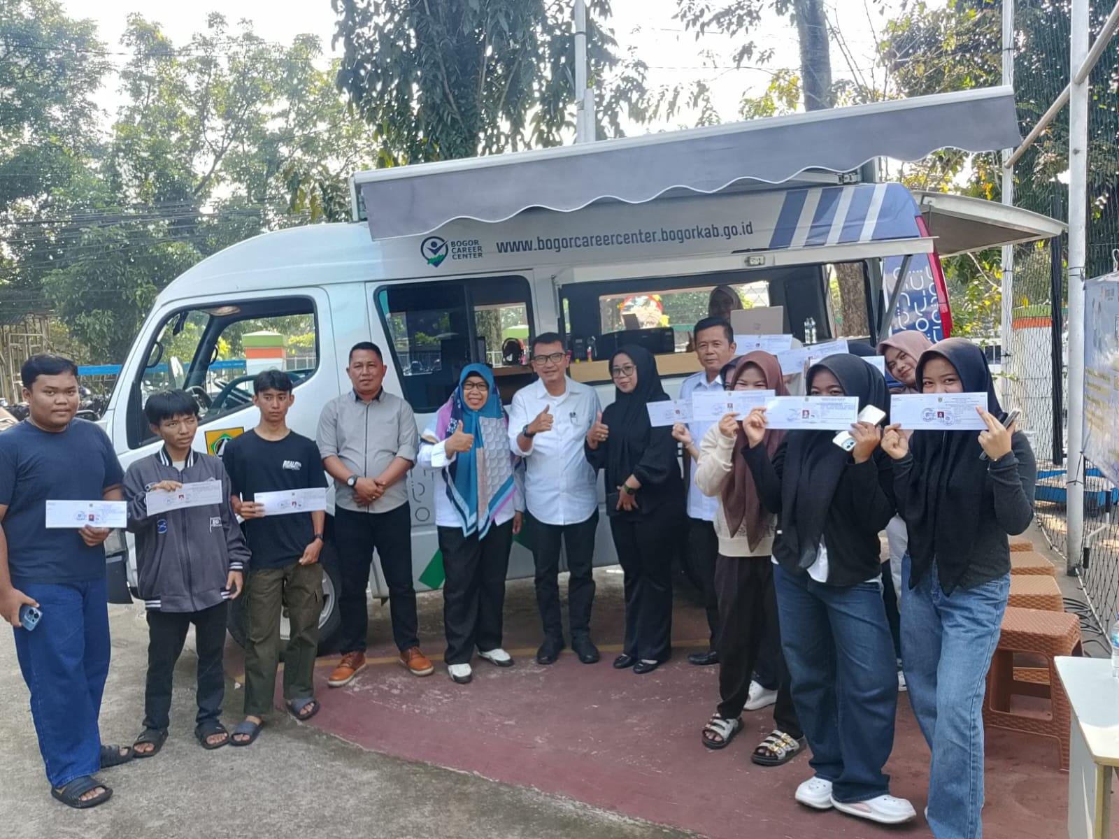 Tekan Angka Pengangguran, Disnaker Kabupaten Bogor Gelar Goes to School dan Job Fair