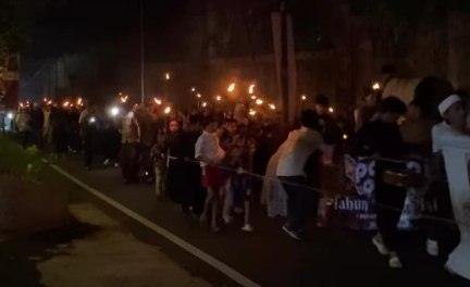 Warga Mekarwangi Kota Bogor Semarakkan Tahun Baru Islam 1448 H dengan Pawai Obor
