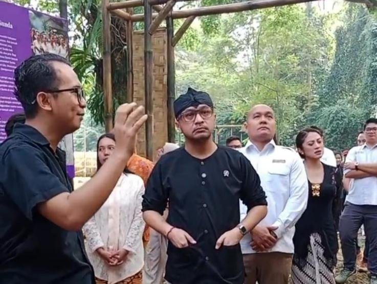 Wamenbud Giring Apresiasi Kultura Budaya Sunda di Kebun Raya Bogor