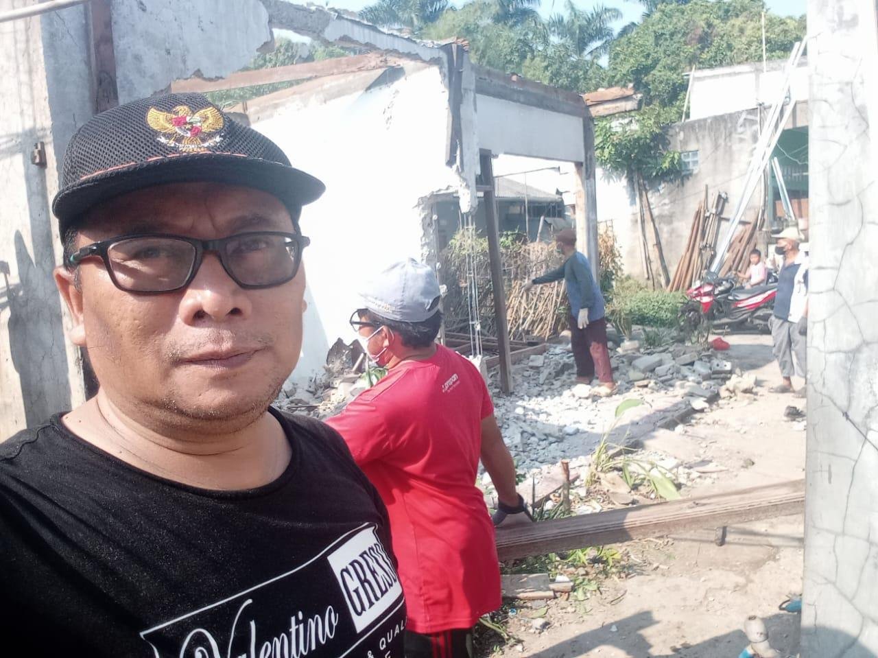 Gotong Royong Warga Gunung Putri Bongkar Rumah Penerima Bantuan Habitat, Wujud Nyata Kepedulian Sosial