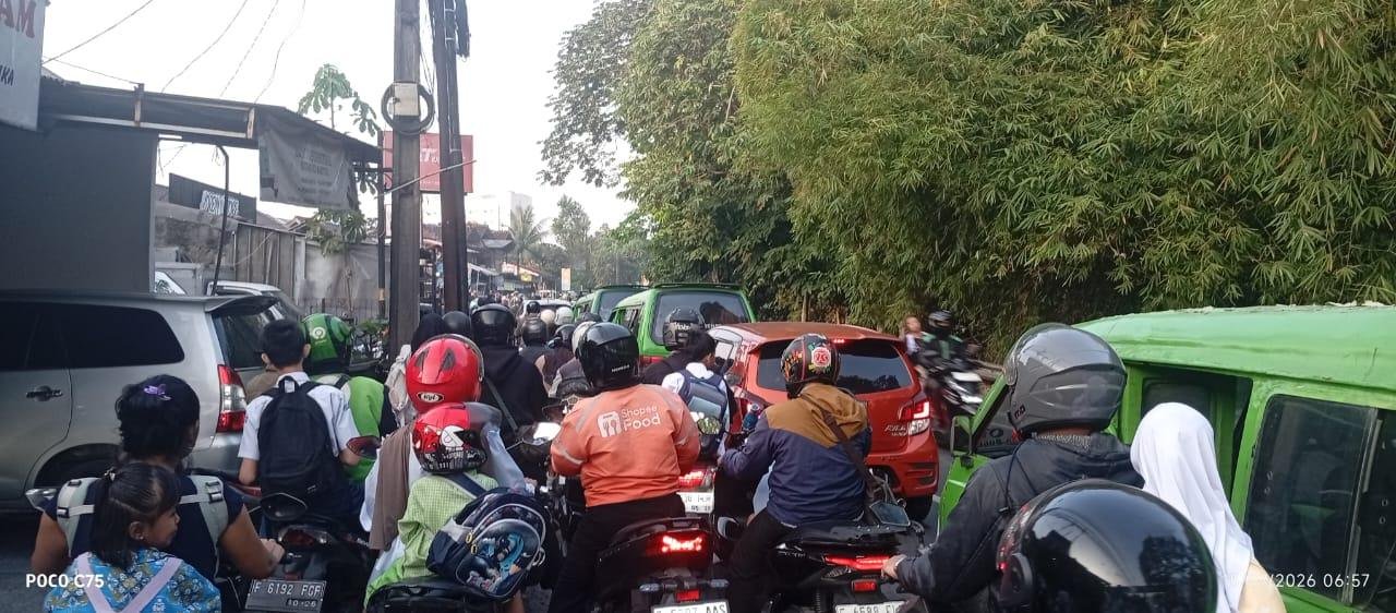 Hari Pertama Masuk Sekolah, Jalan Kebon Pedes Kota Bogor Macet Parah Akibat Proyek Perbaikan Longsor