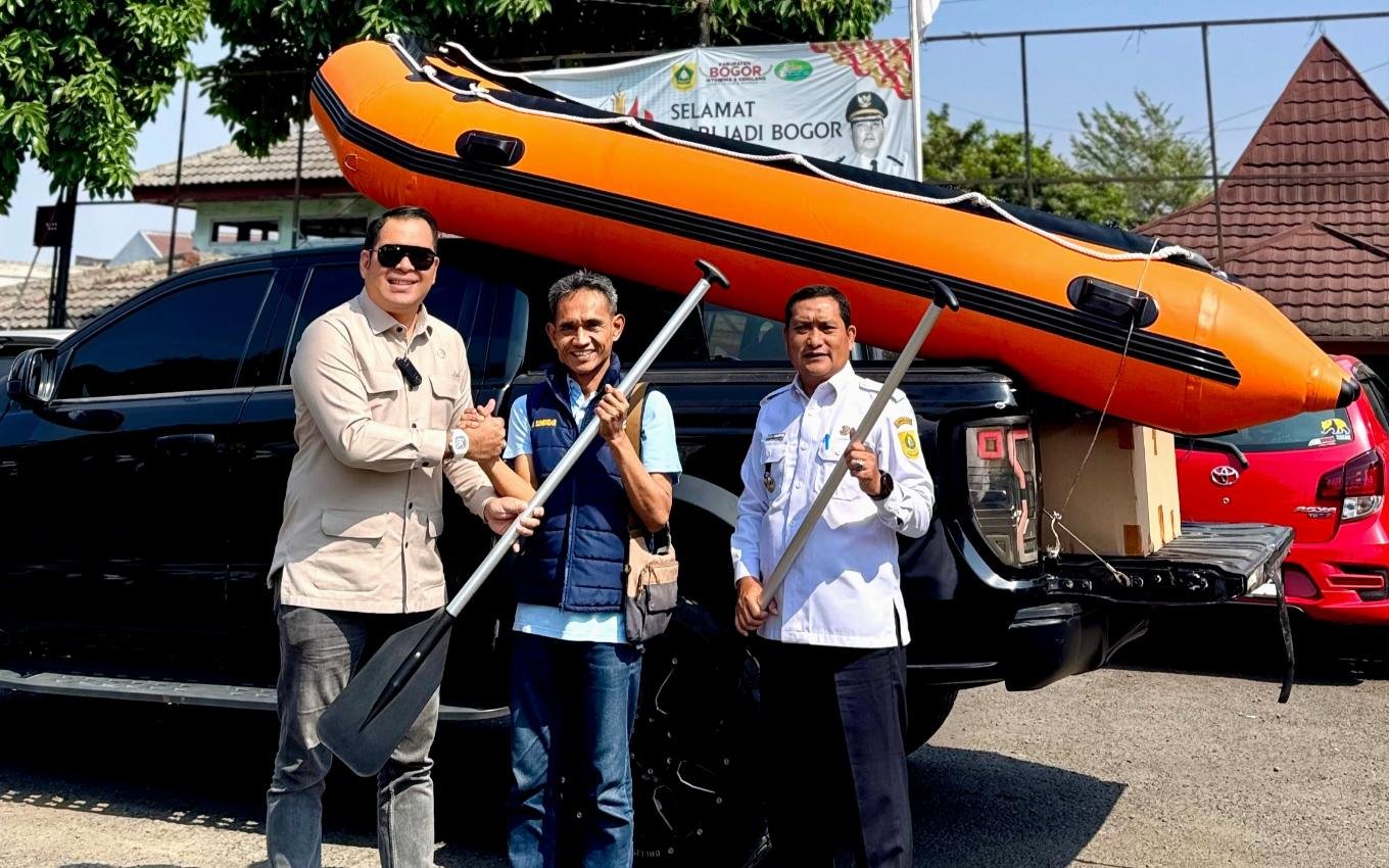 Aksi Nyata! Ketua Komisi I DPRD Kabupaten Bogor Serahkan Perahu Karet dari Uang Pribadi untuk Warga Cibinong