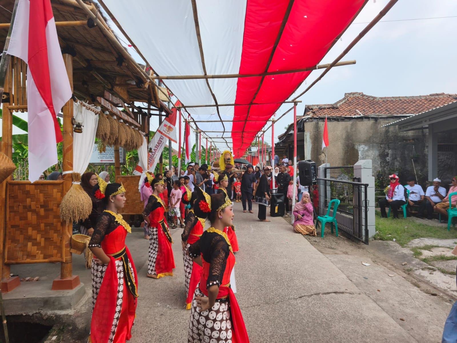 Sambut HUT RI ke-81, Warga Cibadak Hias Kampung dan Kibarkan Bendera Merah Putih Sepanjang 620 Meter