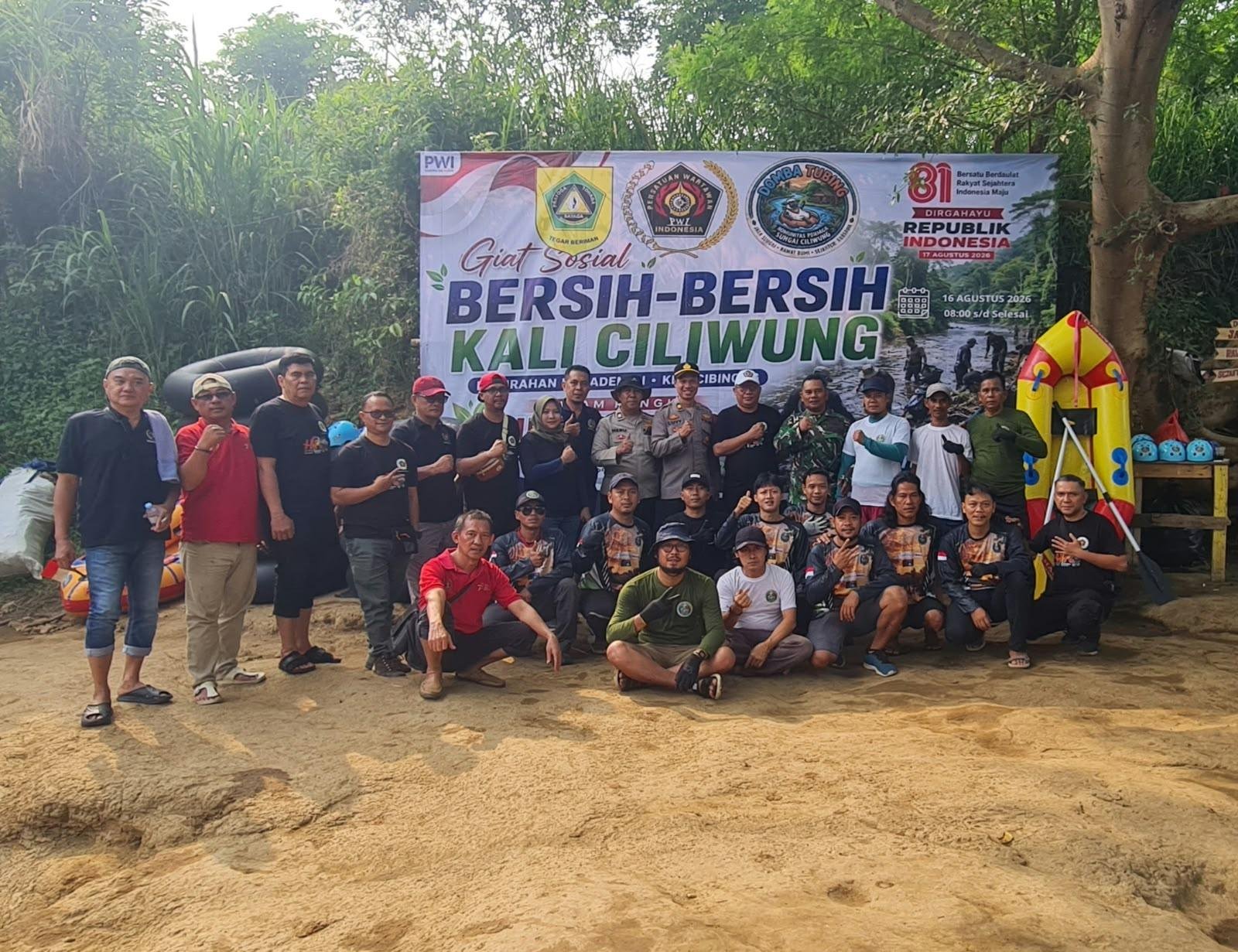 PWI Kabupaten Bogor Bersama TNI-Polri dan Domba Tubing Bersihkan Sungai Ciliwung