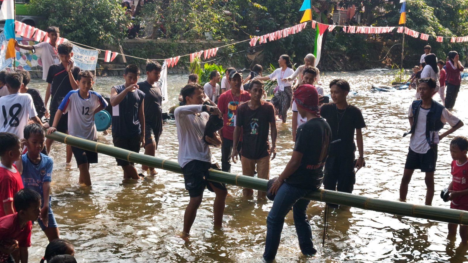 Pukul Bantal di Tepian Sungai Warnai Semarak HUT RI ke-81 di Katulampa