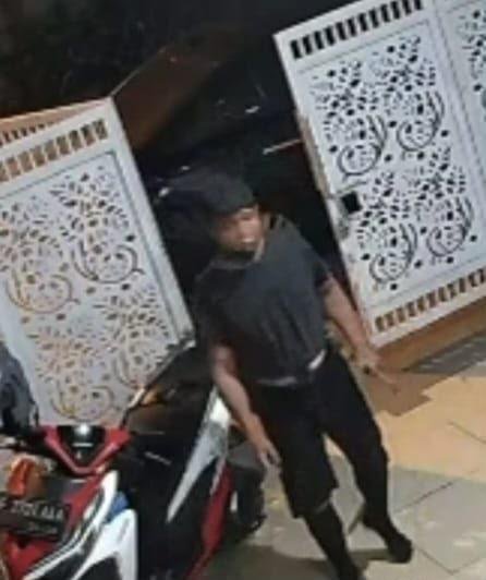 Terekam CCTV, 2 Orang Maling Angkut Honda Vario dari Halaman Rumah Warga Tanah Baru