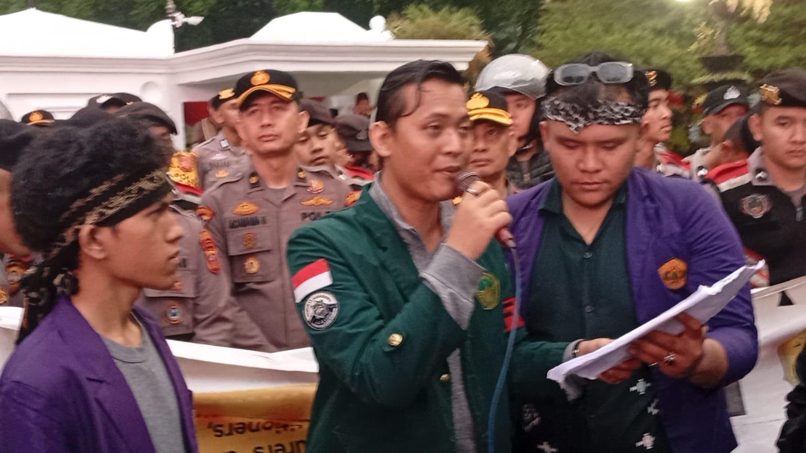 Sempat Diwarnai Aksi Dorong, Puluhan Mahasiswa Geruduk Istana Bogor Tuntut Pengesahan RUU Perampasan Aset