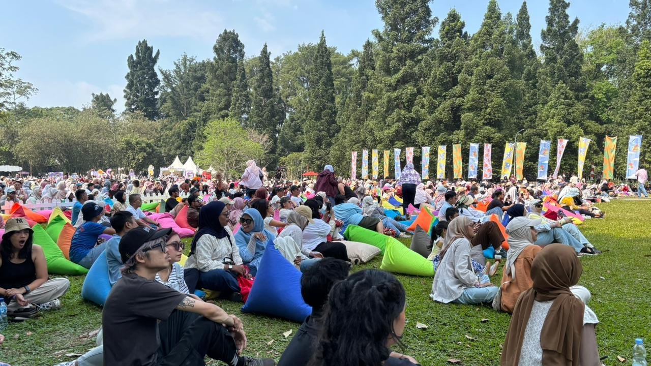 Konser Lesehan di Tengah Hutan Kota, Sunset di Kebun Gaet 10 Ribu Penonton