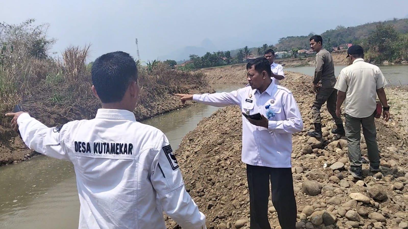 Hj. Nunur Nurhasdian Apresiasi Kades Kutamekar, Sigap Lindungi Warga dari Ancaman Abrasi Cibeet